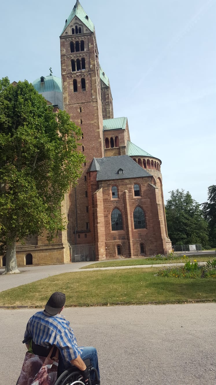 Der Lohn ist ein phantastischer Blick über die Stadt und ein erster Vorgeschmack auf das Brezelfest.