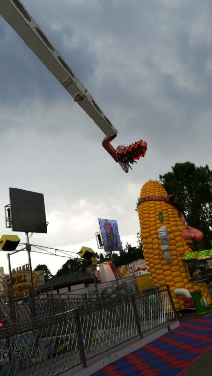 Nach dem Mittag wurde es wettertechnisch freundlicher und so haben wir uns auf das Brezelfest gewagt. Los ging es mit dem Wildwasserkanal, dann kam das Riesenrad ,der Autoscooter und die Losbuden mussten Gewinne hergeben.