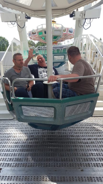 Nach dem Mittag wurde es wettertechnisch freundlicher und so haben wir uns auf das Brezelfest gewagt. Los ging es mit dem Wildwasserkanal, dann kam das Riesenrad ,der Autoscooter und die Losbuden mussten Gewinne hergeben.