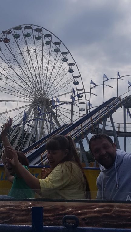 Nach dem Mittag wurde es wettertechnisch freundlicher und so haben wir uns auf das Brezelfest gewagt. Los ging es mit dem Wildwasserkanal, dann kam das Riesenrad ,der Autoscooter und die Losbuden mussten Gewinne hergeben.