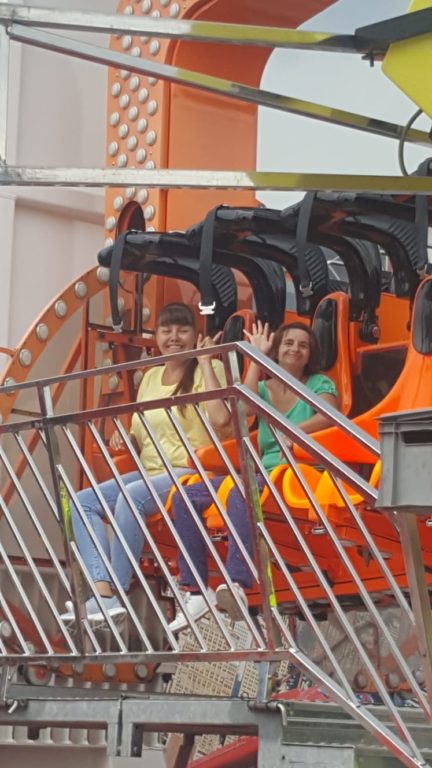 Nach dem Mittag wurde es wettertechnisch freundlicher und so haben wir uns auf das Brezelfest gewagt. Los ging es mit dem Wildwasserkanal, dann kam das Riesenrad ,der Autoscooter und die Losbuden mussten Gewinne hergeben.