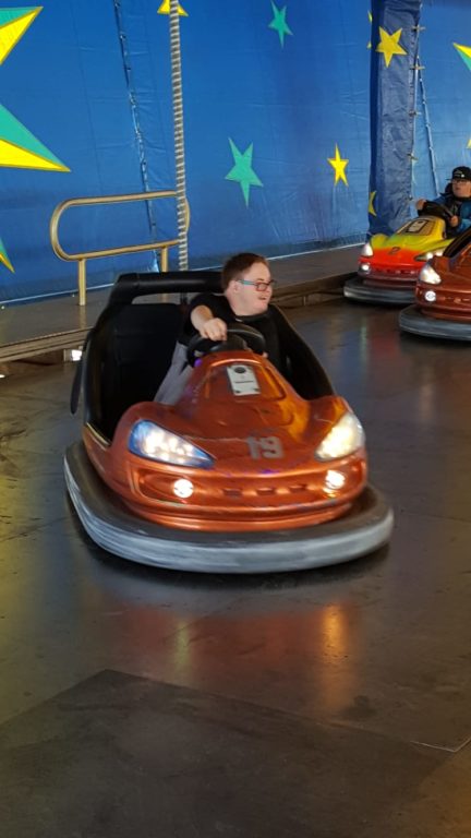 Nach dem Mittag wurde es wettertechnisch freundlicher und so haben wir uns auf das Brezelfest gewagt. Los ging es mit dem Wildwasserkanal, dann kam das Riesenrad ,der Autoscooter und die Losbuden mussten Gewinne hergeben.