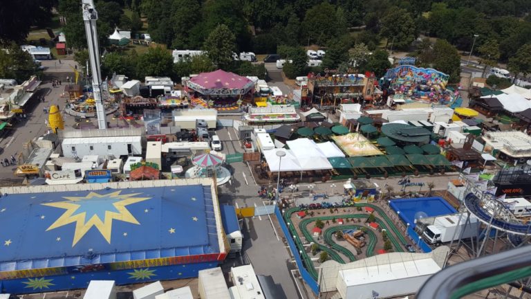 Nach dem Mittag wurde es wettertechnisch freundlicher und so haben wir uns auf das Brezelfest gewagt. Los ging es mit dem Wildwasserkanal, dann kam das Riesenrad ,der Autoscooter und die Losbuden mussten Gewinne hergeben.