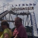 Nach dem Mittag wurde es wettertechnisch freundlicher und so haben wir uns auf das Brezelfest gewagt. Los ging es mit dem Wildwasserkanal, dann kam das Riesenrad ,der Autoscooter und die Losbuden mussten Gewinne hergeben.