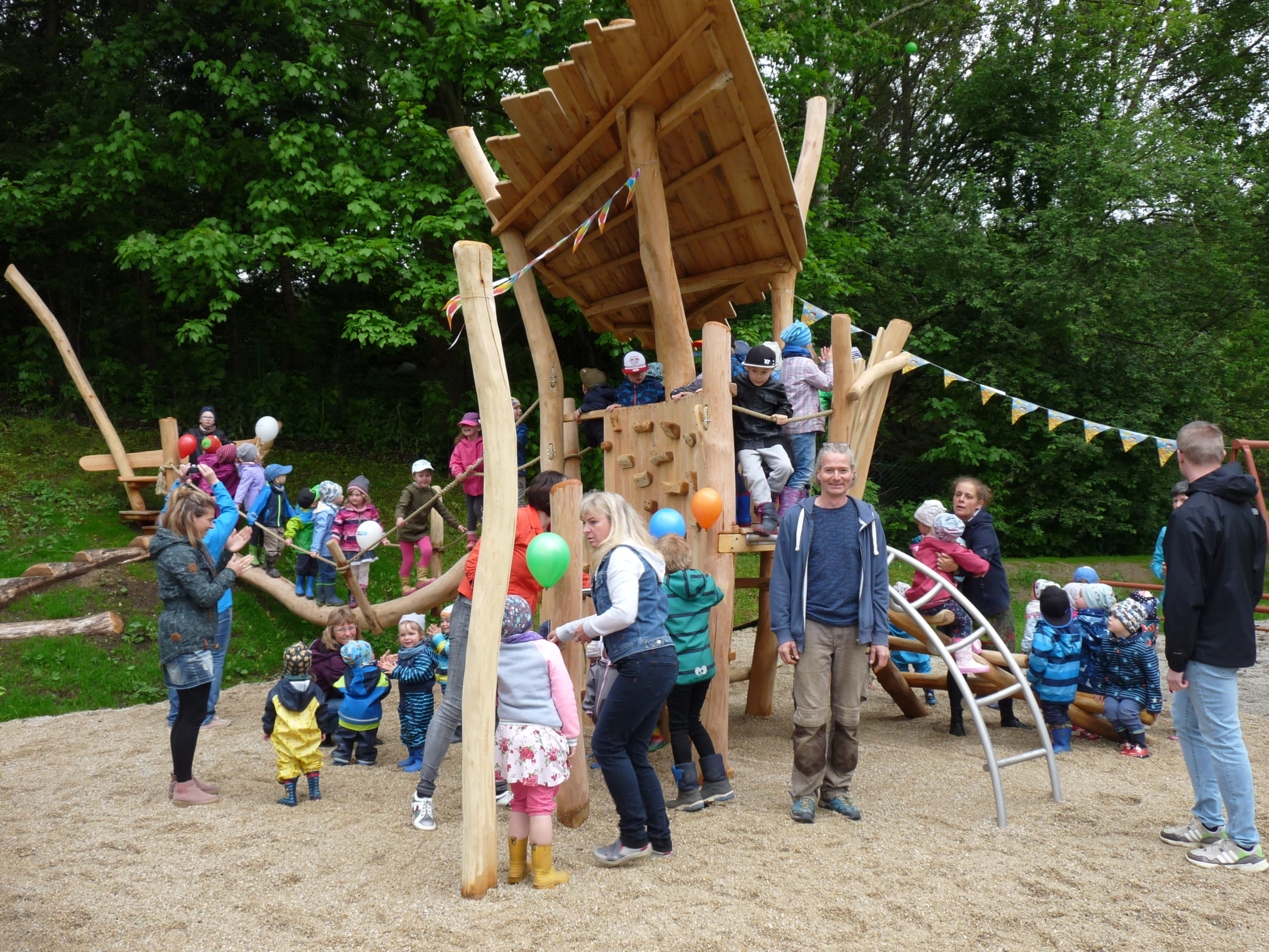 Neue Kletterburg im Sonnenschein Allgemeiner Behindertenverband in
