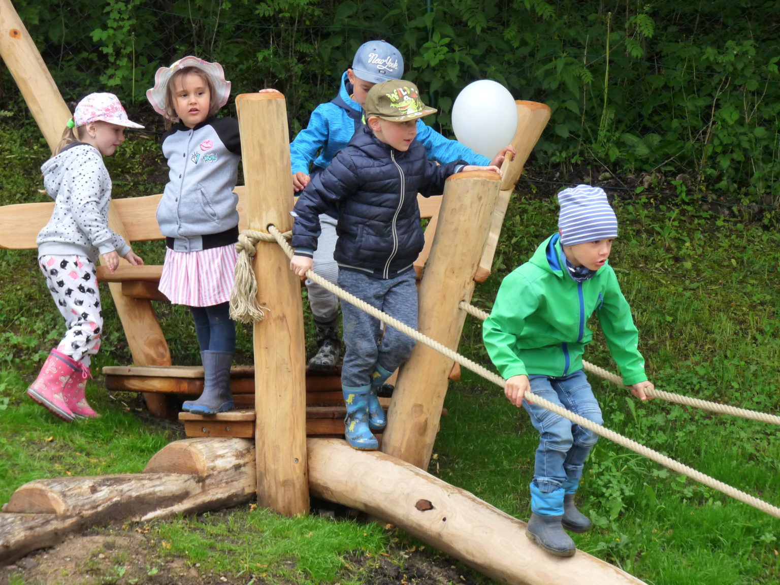 Neue Kletterburg im Sonnenschein Allgemeiner Behindertenverband in