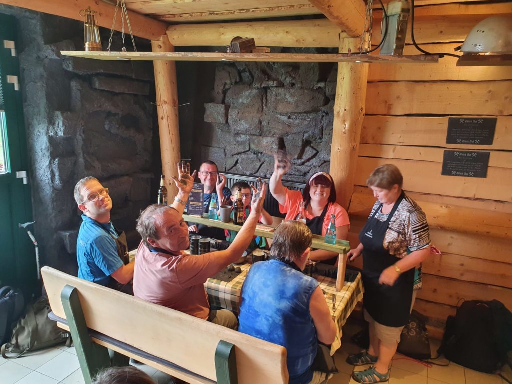 Die Mitglieder der Begegnungsstätte des ABiD Sachsen fuhren mit viel guter Laune ins Land der Räucherkerzen um dort echte Crottendorfer Schwarzarbeit zu leisten.