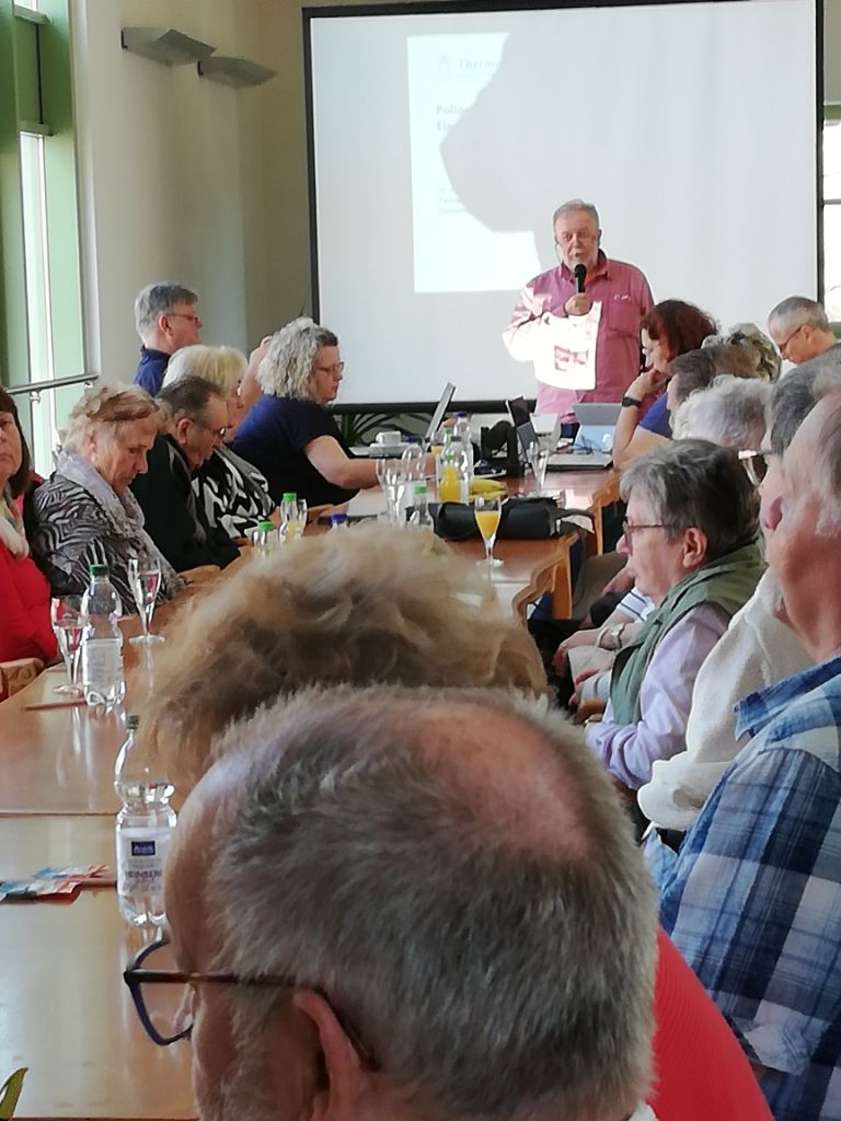 Jürgen Dürrschmidt eröffnet unsere Veranstaltung zum „Europäischen Aktions- und Protesttages 2022“ in der Kurparkhalle in Thermalbad Wiesenbad