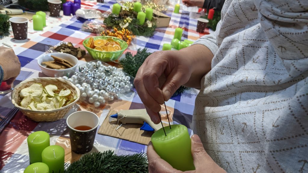 Die Begegnungsstätte des ABiD Sachsen hat am 21.11.2022 in die Kurparkhalle nach Thermalbad Wiesenbad eingeladen. Diesmal ging es darum, mit freundlicher Unterstützung der "Kräuterhexe" Peggy Amelang aus dem Kräuterladen einen Adventskranz zu gestalten.