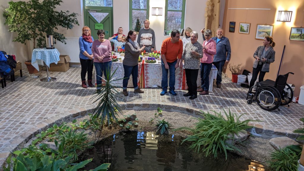 Die Begegnungsstätte des ABiD Sachsen hat am 21.11.2022 in die Kurparkhalle nach Thermalbad Wiesenbad eingeladen. Diesmal ging es darum, mit freundlicher Unterstützung der "Kräuterhexe" Peggy Amelang aus dem Kräuterladen einen Adventskranz zu gestalten.