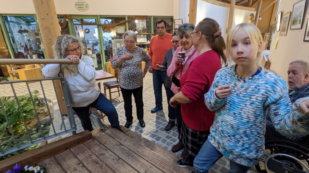 Die Begegnungsstätte des ABiD Sachsen hat am 21.11.2022 in die Kurparkhalle nach Thermalbad Wiesenbad eingeladen. Diesmal ging es darum, mit freundlicher Unterstützung der "Kräuterhexe" Peggy Amelang aus dem Kräuterladen einen Adventskranz zu gestalten.