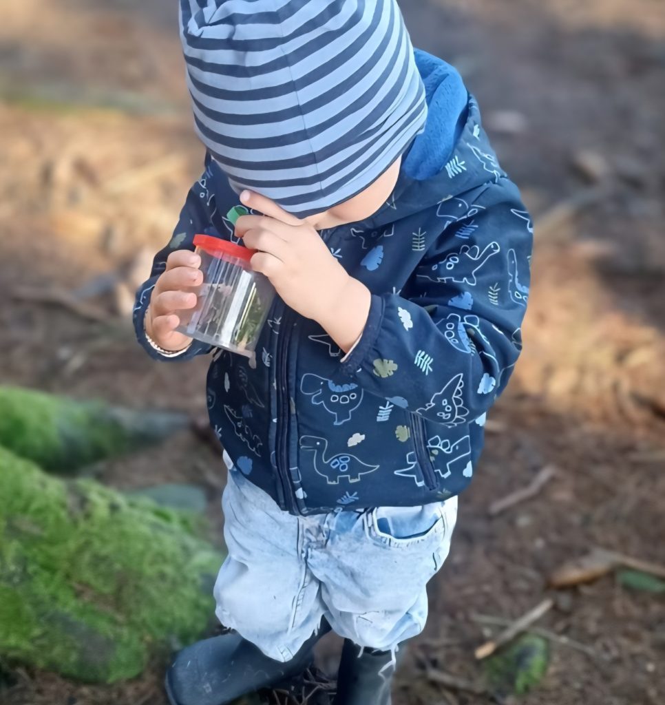 Unsere Waldtage im Kindergarten
Kind schaut in Vergrößerungsglas