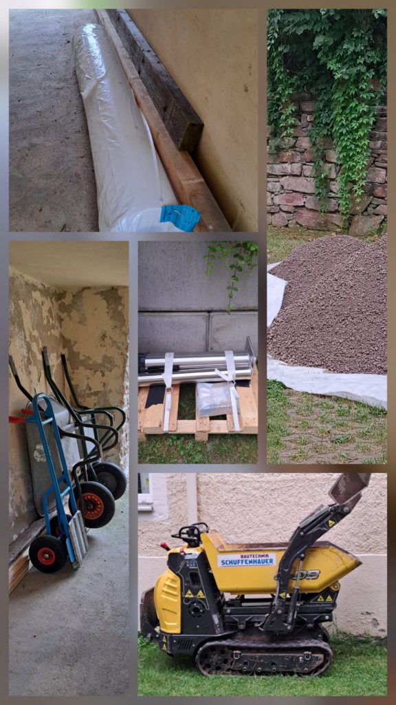 In 4 Elterneinsätzen gelang es uns, eine 7 Meter lange Rutsche, 19 Robinen Stämme mit bis zu 5 Meter Länge, einen Rutschen Aufstieg, der 7 Meter lang ist, und Tonnen von Beton und Sand mit Schubkarren und Minibagger an Ort und Stelle zu bringen.