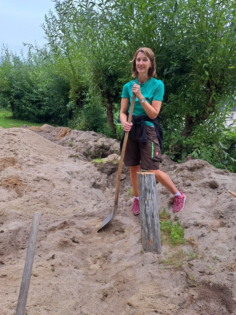 In 4 Elterneinsätzen gelang es uns, eine 7 Meter lange Rutsche, 19 Robinen Stämme mit bis zu 5 Meter Länge, einen Rutschen Aufstieg, der 7 Meter lang ist, und Tonnen von Beton und Sand mit Schubkarren und Minibagger an Ort und Stelle zu bringen.