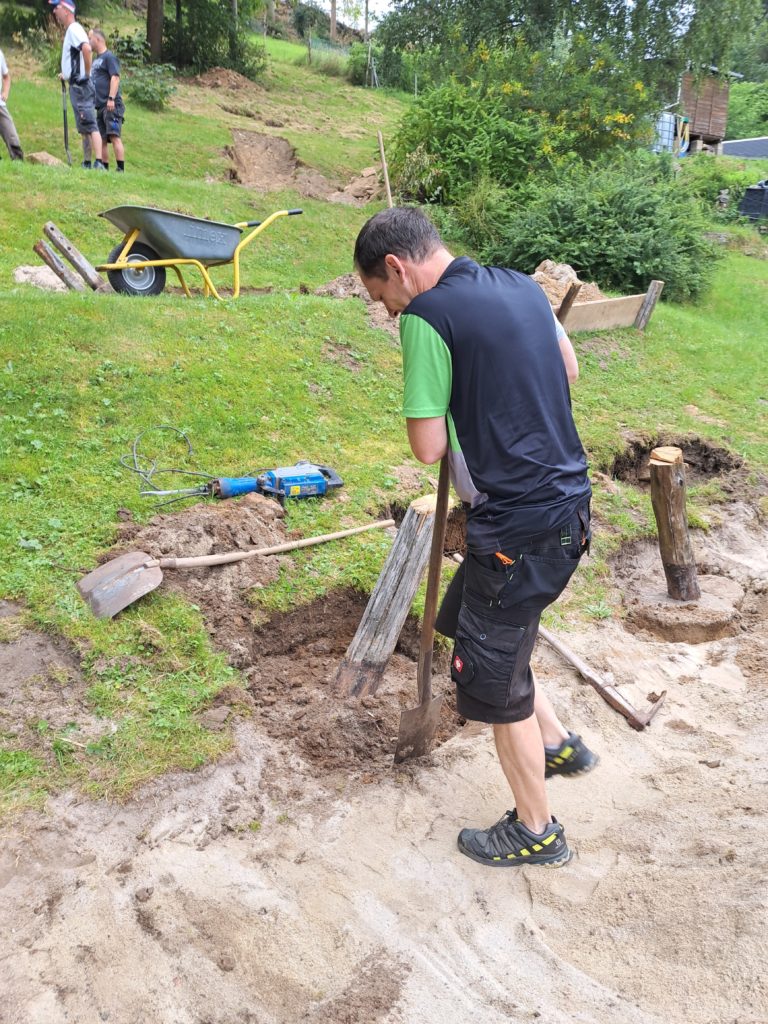 In 4 Elterneinsätzen gelang es uns, eine 7 Meter lange Rutsche, 19 Robinen Stämme mit bis zu 5 Meter Länge, einen Rutschen Aufstieg, der 7 Meter lang ist, und Tonnen von Beton und Sand mit Schubkarren und Minibagger an Ort und Stelle zu bringen.