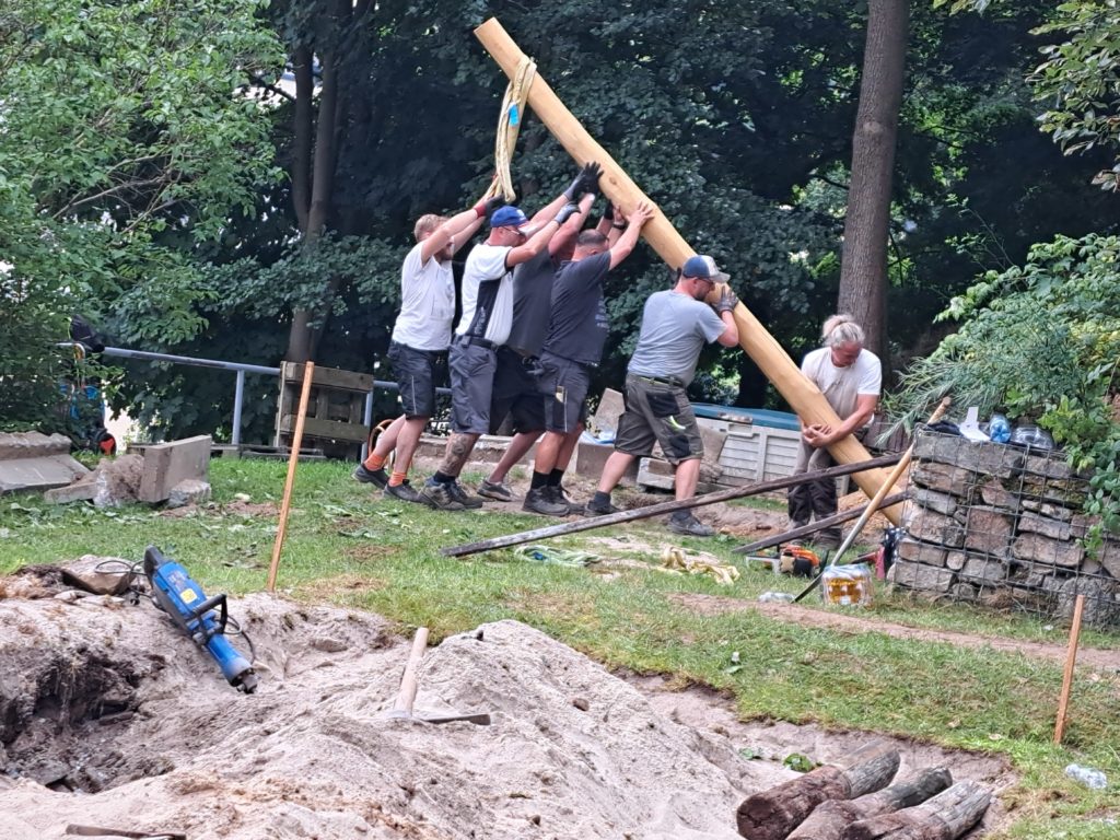 In 4 Elterneinsätzen gelang es uns, eine 7 Meter lange Rutsche, 19 Robinen Stämme mit bis zu 5 Meter Länge, einen Rutschen Aufstieg, der 7 Meter lang ist, und Tonnen von Beton und Sand mit Schubkarren und Minibagger an Ort und Stelle zu bringen.