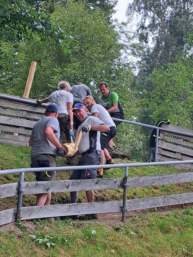 In 4 Elterneinsätzen gelang es uns, eine 7 Meter lange Rutsche, 19 Robinen Stämme mit bis zu 5 Meter Länge, einen Rutschen Aufstieg, der 7 Meter lang ist, und Tonnen von Beton und Sand mit Schubkarren und Minibagger an Ort und Stelle zu bringen.