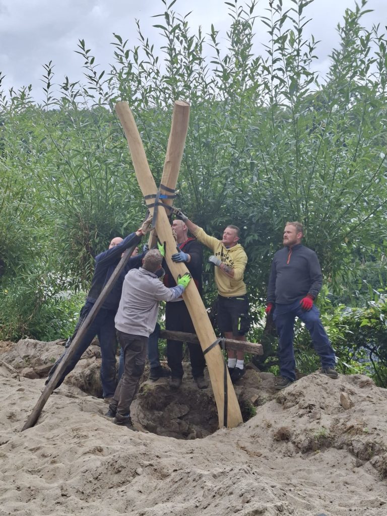 In 4 Elterneinsätzen gelang es uns, eine 7 Meter lange Rutsche, 19 Robinen Stämme mit bis zu 5 Meter Länge, einen Rutschen Aufstieg, der 7 Meter lang ist, und Tonnen von Beton und Sand mit Schubkarren und Minibagger an Ort und Stelle zu bringen.