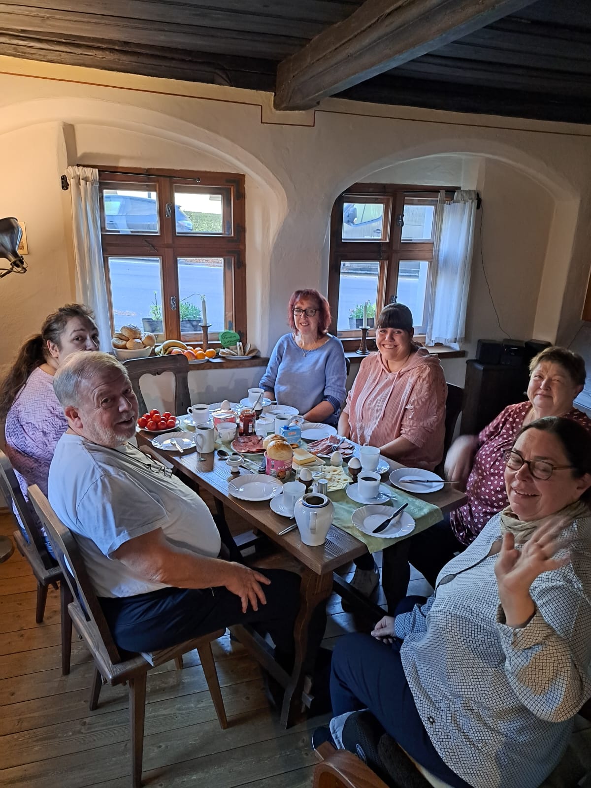 Ein ganzes Wochenende vom 07.11.2025 bis 09.11.2025 stand uns zur Ideenfindung für zukünftige
Veranstaltungen in unserer Begegnungsstätte zur Verfügung.
Gemeinsam absolvierte das Ehrenamtsteam des ABiD Sachsen eine teambildende Maßnahme. Das
alte Handwerk eines Glasbläsers sollte uns zum Ergebnis führen. Herr Marcel Hellbach aus BrandErbisdorf, erwartete uns am 08.11.2025 um 10:00 Uhr in seiner Werkstatt. Herr Hellbach erzählte uns
sehr viel über seine Arbeit im Familienbetrieb. Am Ende der Veranstaltung hatte jeder von uns eine
Glaskugel aufgeblasen und zum Ergebnis, eine bunte Mischung von Weihnachtskugeln herzustellen,
beigetragen.