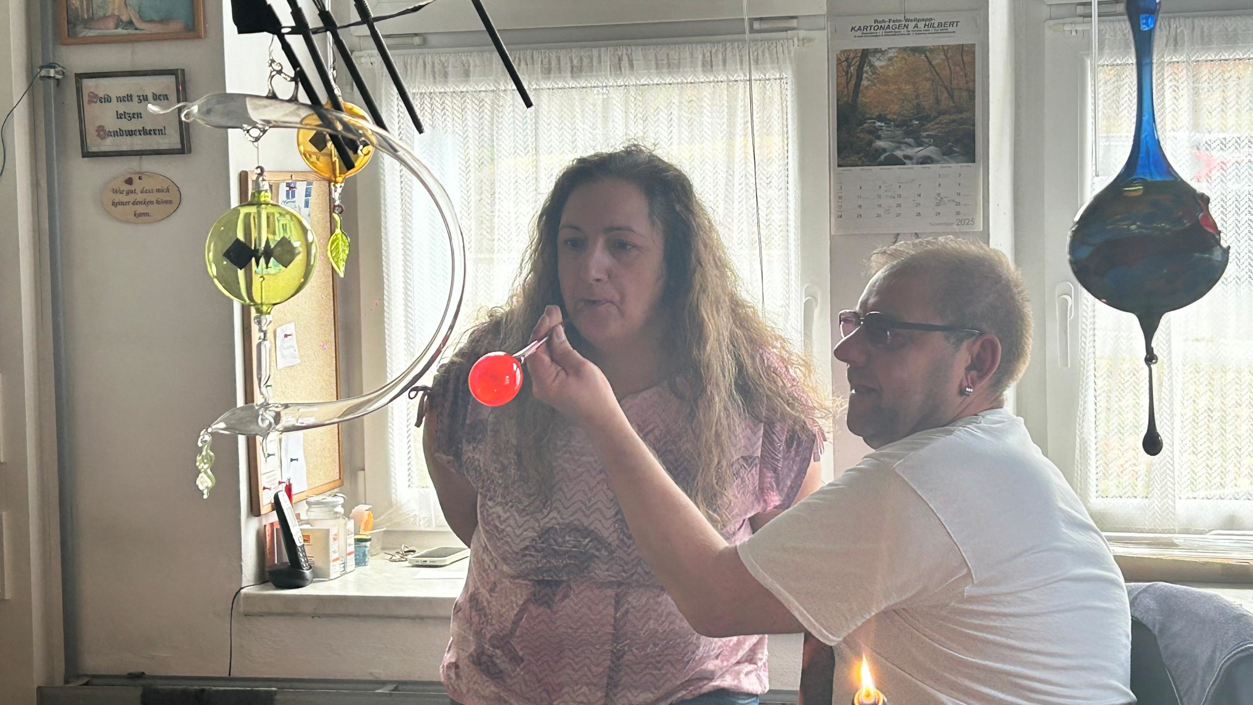 Ein ganzes Wochenende vom 07.11.2025 bis 09.11.2025 stand uns zur Ideenfindung für zukünftige
Veranstaltungen in unserer Begegnungsstätte zur Verfügung.
Gemeinsam absolvierte das Ehrenamtsteam des ABiD Sachsen eine teambildende Maßnahme. Das
alte Handwerk eines Glasbläsers sollte uns zum Ergebnis führen. Herr Marcel Hellbach aus BrandErbisdorf, erwartete uns am 08.11.2025 um 10:00 Uhr in seiner Werkstatt. Herr Hellbach erzählte uns
sehr viel über seine Arbeit im Familienbetrieb. Am Ende der Veranstaltung hatte jeder von uns eine
Glaskugel aufgeblasen und zum Ergebnis, eine bunte Mischung von Weihnachtskugeln herzustellen,
beigetragen.