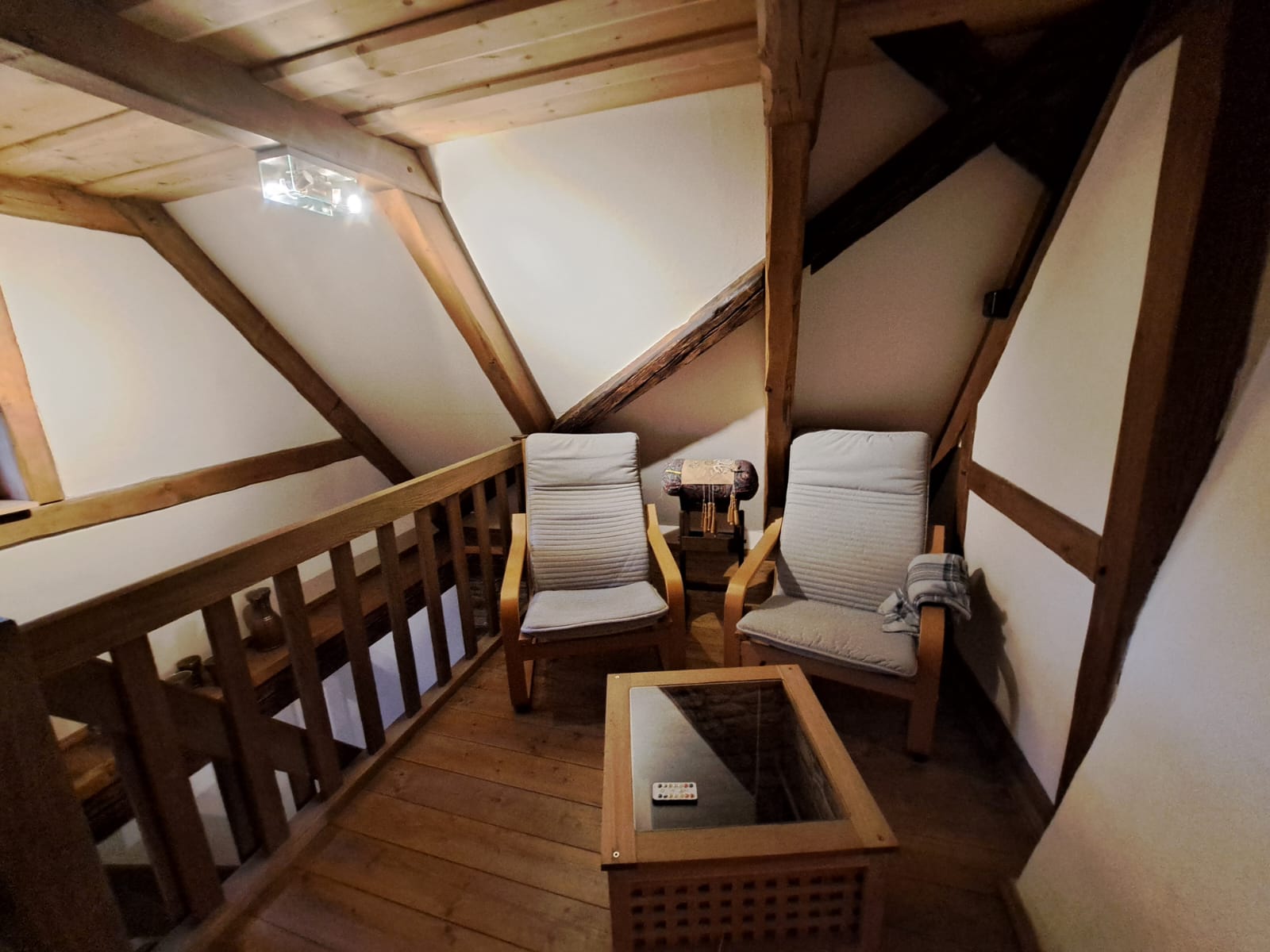 Ein ganzes Wochenende vom 07.11.2025 bis 09.11.2025 stand uns zur Ideenfindung für zukünftige
Veranstaltungen in unserer Begegnungsstätte zur Verfügung.
Gemeinsam absolvierte das Ehrenamtsteam des ABiD Sachsen eine teambildende Maßnahme. Das
alte Handwerk eines Glasbläsers sollte uns zum Ergebnis führen. Herr Marcel Hellbach aus BrandErbisdorf, erwartete uns am 08.11.2025 um 10:00 Uhr in seiner Werkstatt. Herr Hellbach erzählte uns
sehr viel über seine Arbeit im Familienbetrieb. Am Ende der Veranstaltung hatte jeder von uns eine
Glaskugel aufgeblasen und zum Ergebnis, eine bunte Mischung von Weihnachtskugeln herzustellen,
beigetragen.