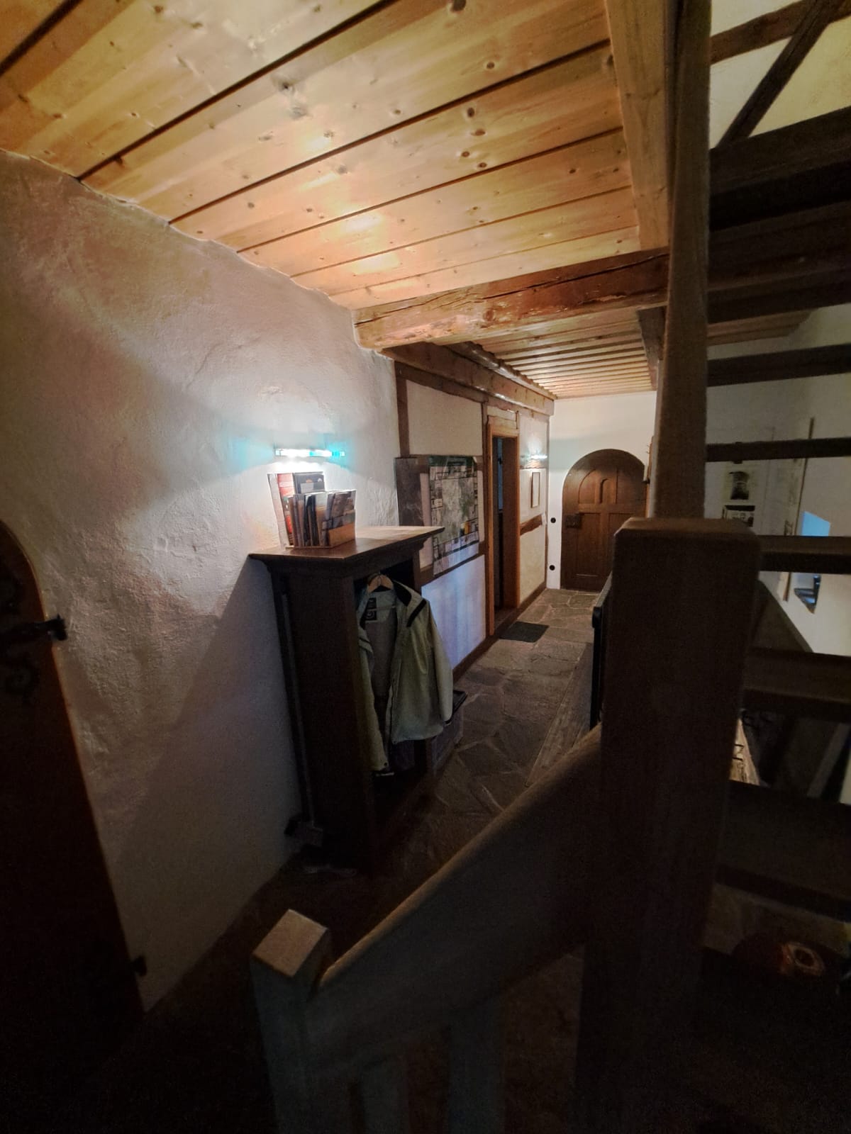 Ein ganzes Wochenende vom 07.11.2025 bis 09.11.2025 stand uns zur Ideenfindung für zukünftige
Veranstaltungen in unserer Begegnungsstätte zur Verfügung.
Gemeinsam absolvierte das Ehrenamtsteam des ABiD Sachsen eine teambildende Maßnahme. Das
alte Handwerk eines Glasbläsers sollte uns zum Ergebnis führen. Herr Marcel Hellbach aus BrandErbisdorf, erwartete uns am 08.11.2025 um 10:00 Uhr in seiner Werkstatt. Herr Hellbach erzählte uns
sehr viel über seine Arbeit im Familienbetrieb. Am Ende der Veranstaltung hatte jeder von uns eine
Glaskugel aufgeblasen und zum Ergebnis, eine bunte Mischung von Weihnachtskugeln herzustellen,
beigetragen.