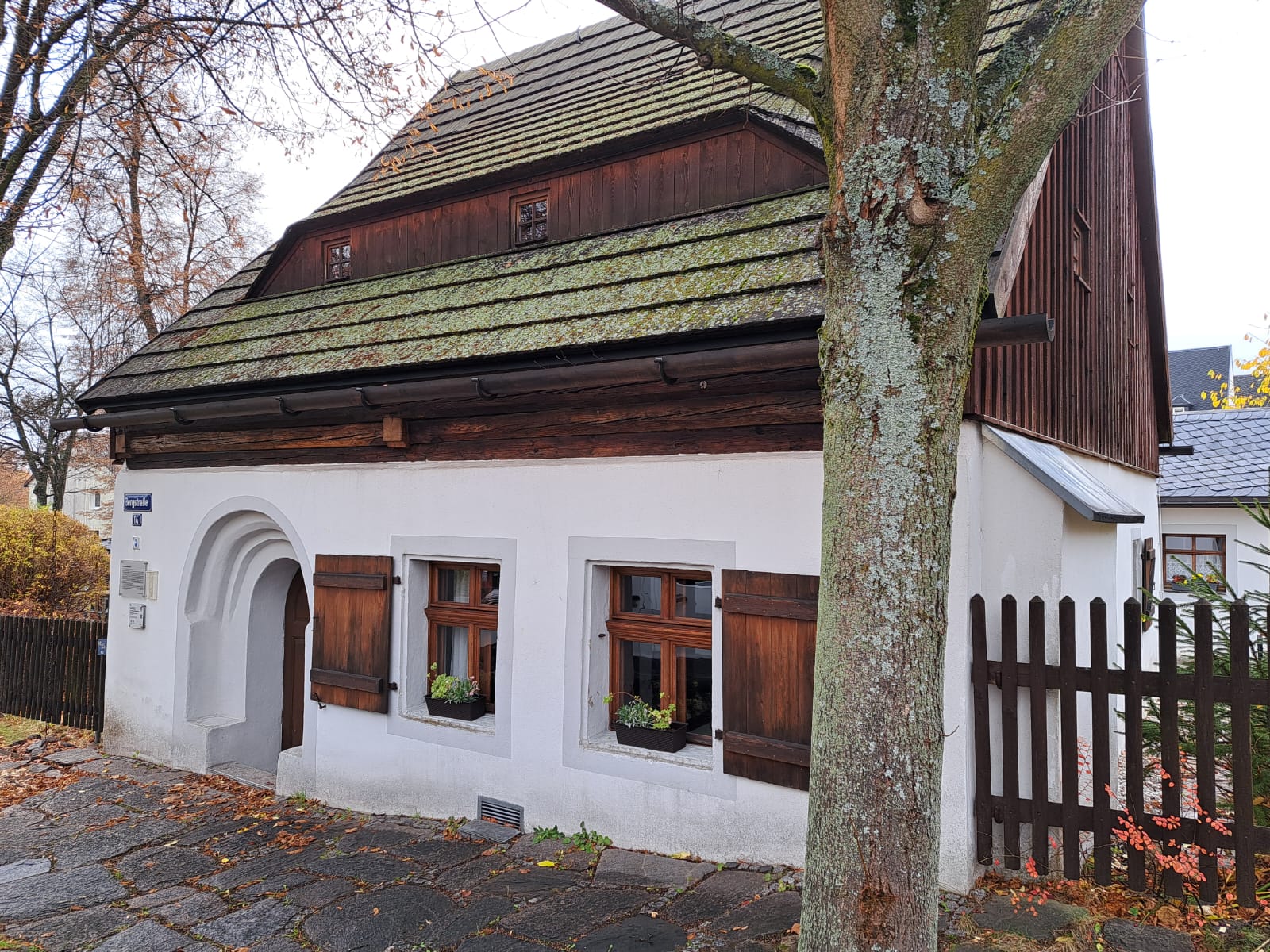 Ein ganzes Wochenende vom 07.11.2025 bis 09.11.2025 stand uns zur Ideenfindung für zukünftige
Veranstaltungen in unserer Begegnungsstätte zur Verfügung.
Gemeinsam absolvierte das Ehrenamtsteam des ABiD Sachsen eine teambildende Maßnahme. Das
alte Handwerk eines Glasbläsers sollte uns zum Ergebnis führen. Herr Marcel Hellbach aus BrandErbisdorf, erwartete uns am 08.11.2025 um 10:00 Uhr in seiner Werkstatt. Herr Hellbach erzählte uns
sehr viel über seine Arbeit im Familienbetrieb. Am Ende der Veranstaltung hatte jeder von uns eine
Glaskugel aufgeblasen und zum Ergebnis, eine bunte Mischung von Weihnachtskugeln herzustellen,
beigetragen.