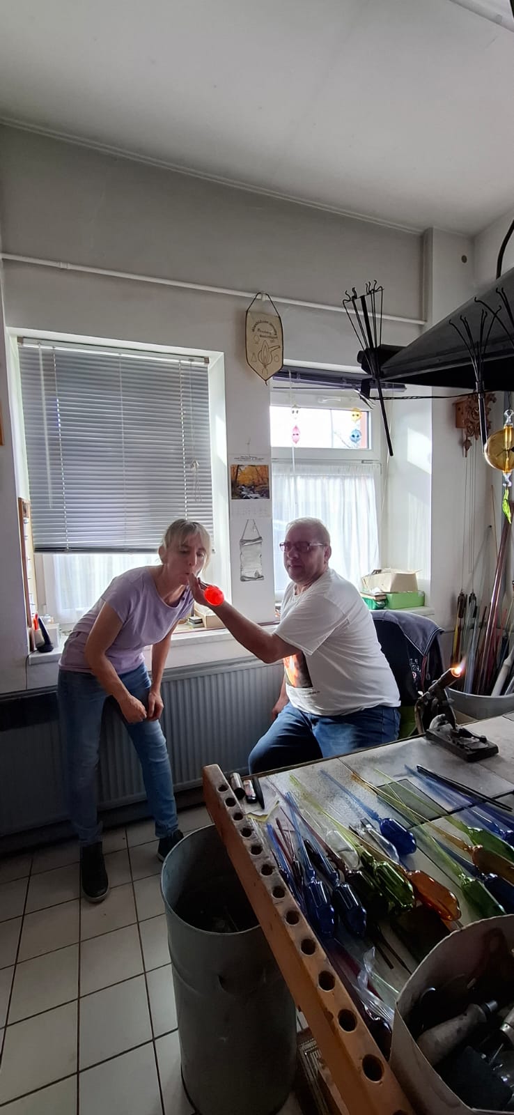 Ein ganzes Wochenende vom 07.11.2025 bis 09.11.2025 stand uns zur Ideenfindung für zukünftige
Veranstaltungen in unserer Begegnungsstätte zur Verfügung.
Gemeinsam absolvierte das Ehrenamtsteam des ABiD Sachsen eine teambildende Maßnahme. Das
alte Handwerk eines Glasbläsers sollte uns zum Ergebnis führen. Herr Marcel Hellbach aus BrandErbisdorf, erwartete uns am 08.11.2025 um 10:00 Uhr in seiner Werkstatt. Herr Hellbach erzählte uns
sehr viel über seine Arbeit im Familienbetrieb. Am Ende der Veranstaltung hatte jeder von uns eine
Glaskugel aufgeblasen und zum Ergebnis, eine bunte Mischung von Weihnachtskugeln herzustellen,
beigetragen.