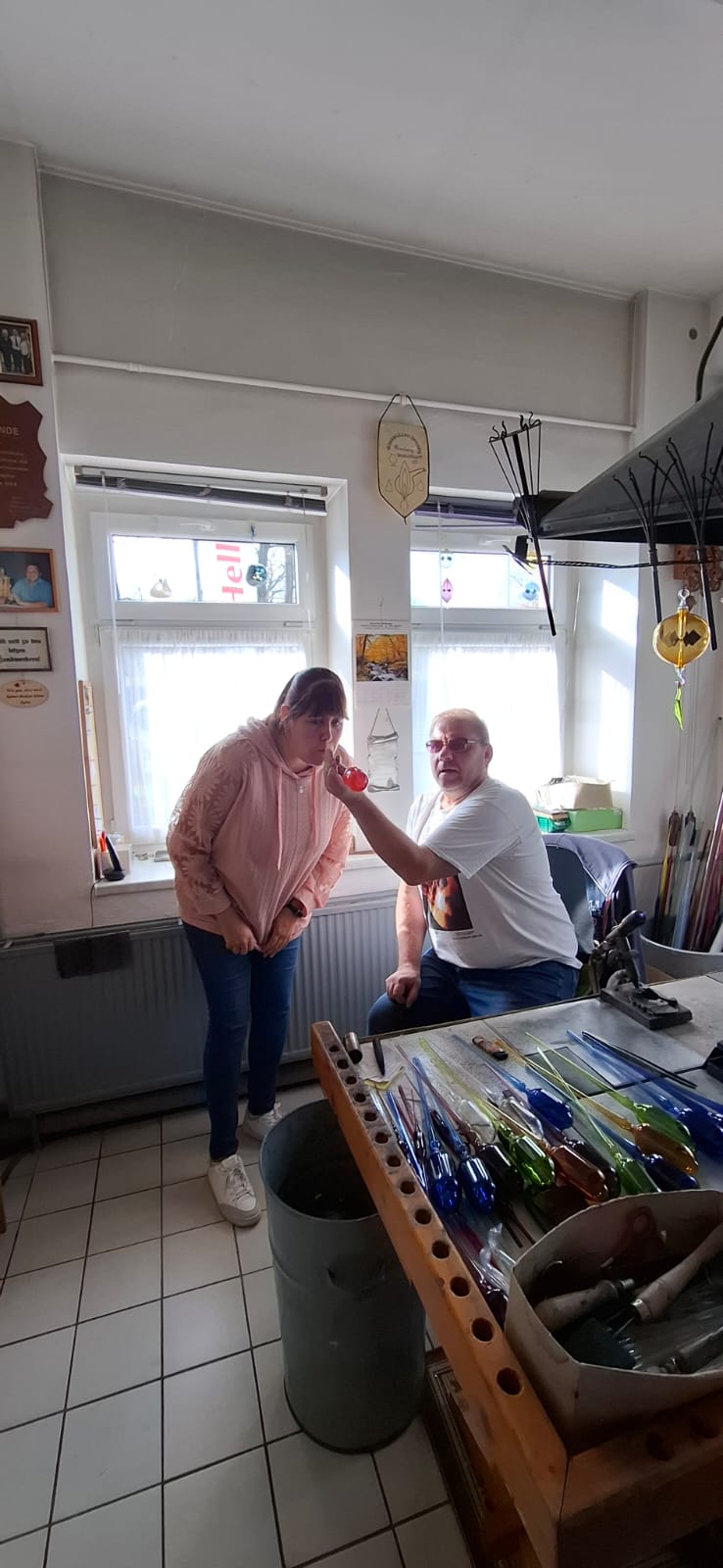 Ein ganzes Wochenende vom 07.11.2025 bis 09.11.2025 stand uns zur Ideenfindung für zukünftige
Veranstaltungen in unserer Begegnungsstätte zur Verfügung.
Gemeinsam absolvierte das Ehrenamtsteam des ABiD Sachsen eine teambildende Maßnahme. Das
alte Handwerk eines Glasbläsers sollte uns zum Ergebnis führen. Herr Marcel Hellbach aus BrandErbisdorf, erwartete uns am 08.11.2025 um 10:00 Uhr in seiner Werkstatt. Herr Hellbach erzählte uns
sehr viel über seine Arbeit im Familienbetrieb. Am Ende der Veranstaltung hatte jeder von uns eine
Glaskugel aufgeblasen und zum Ergebnis, eine bunte Mischung von Weihnachtskugeln herzustellen,
beigetragen.