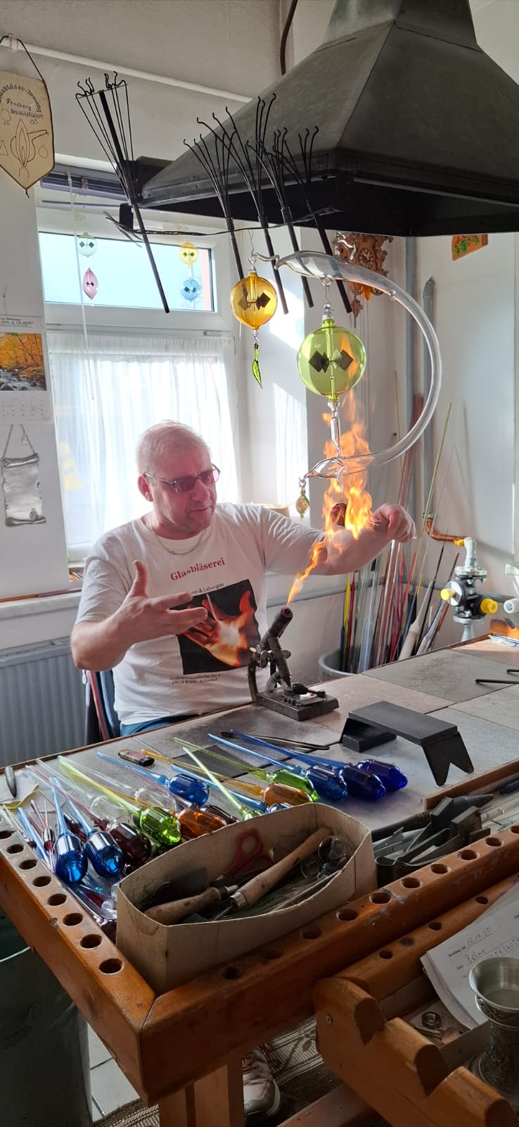 Ein ganzes Wochenende vom 07.11.2025 bis 09.11.2025 stand uns zur Ideenfindung für zukünftige
Veranstaltungen in unserer Begegnungsstätte zur Verfügung.
Gemeinsam absolvierte das Ehrenamtsteam des ABiD Sachsen eine teambildende Maßnahme. Das
alte Handwerk eines Glasbläsers sollte uns zum Ergebnis führen. Herr Marcel Hellbach aus BrandErbisdorf, erwartete uns am 08.11.2025 um 10:00 Uhr in seiner Werkstatt. Herr Hellbach erzählte uns
sehr viel über seine Arbeit im Familienbetrieb. Am Ende der Veranstaltung hatte jeder von uns eine
Glaskugel aufgeblasen und zum Ergebnis, eine bunte Mischung von Weihnachtskugeln herzustellen,
beigetragen.