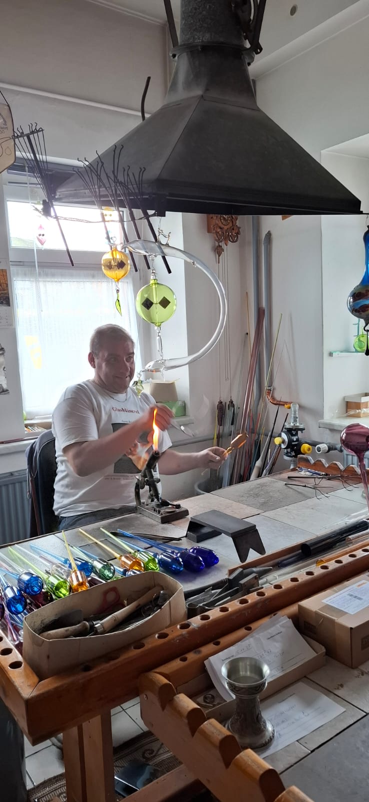 Ein ganzes Wochenende vom 07.11.2025 bis 09.11.2025 stand uns zur Ideenfindung für zukünftige
Veranstaltungen in unserer Begegnungsstätte zur Verfügung.
Gemeinsam absolvierte das Ehrenamtsteam des ABiD Sachsen eine teambildende Maßnahme. Das
alte Handwerk eines Glasbläsers sollte uns zum Ergebnis führen. Herr Marcel Hellbach aus BrandErbisdorf, erwartete uns am 08.11.2025 um 10:00 Uhr in seiner Werkstatt. Herr Hellbach erzählte uns
sehr viel über seine Arbeit im Familienbetrieb. Am Ende der Veranstaltung hatte jeder von uns eine
Glaskugel aufgeblasen und zum Ergebnis, eine bunte Mischung von Weihnachtskugeln herzustellen,
beigetragen.