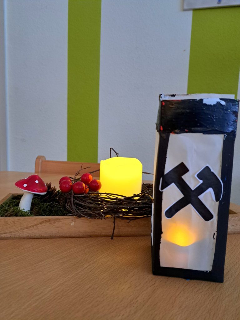Adventskalenderbild aus der Kita Flachsröste - ABC-gruppe - Laterne mit Eisen und Schlägel