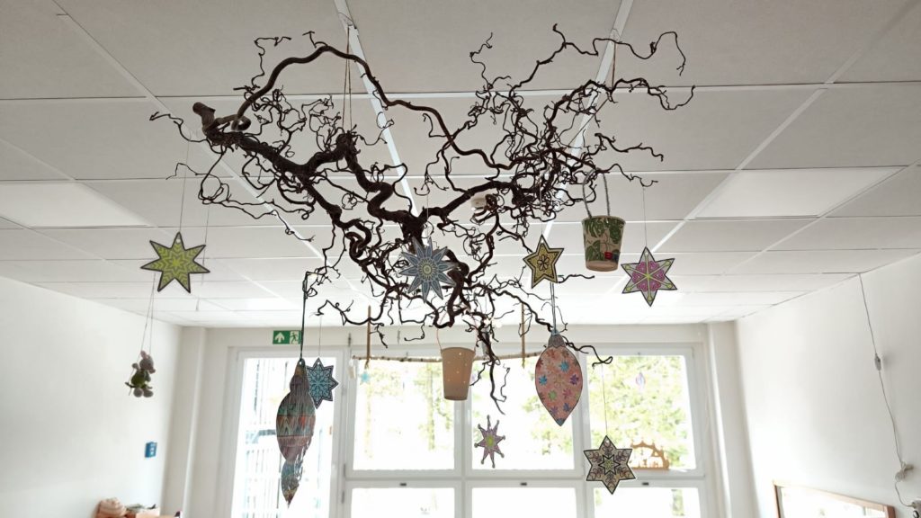 Adventskalenderbild aus der Kita Flachsröste - Mäuse - der Zweig mit den Bastelarbeiten und die Laterne mit Herzen