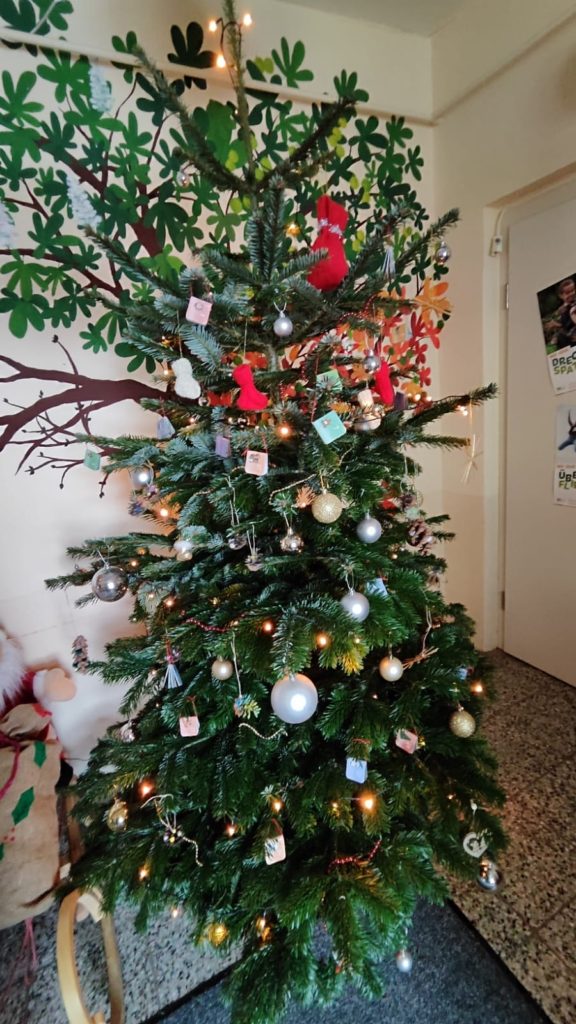 Adventskalenderbild aus der Kita Flachsröste - alle Kinder haben den Weihnachtsbaum mit gestaltet