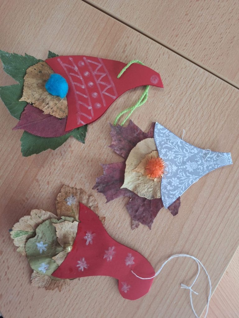 Adventskalenderbild aus der Kita Flachsröste - Käfergruppe - das sind die Laubwichtel mit bunten Mützen