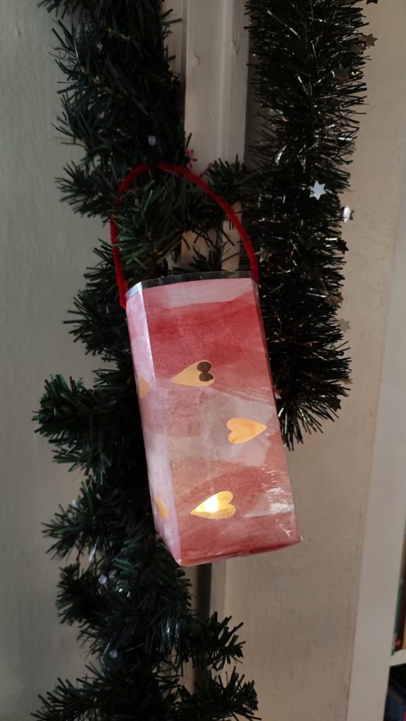 Adventskalenderbild aus der Kita Flachsröste - Mäuse - der Zweig mit den Bastelarbeiten und die Laterne mit Herzen