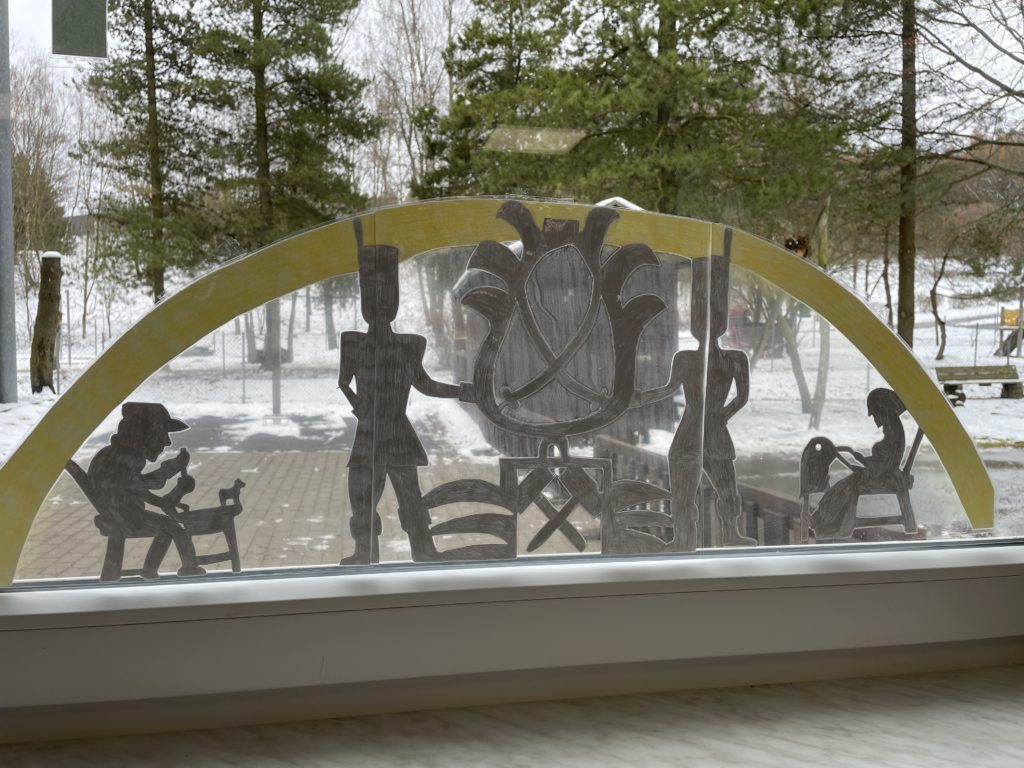 Adventskalenderbild aus der Kita Flachsröste - Hort - das ist unser Fensterbild "Schwibbbogen"