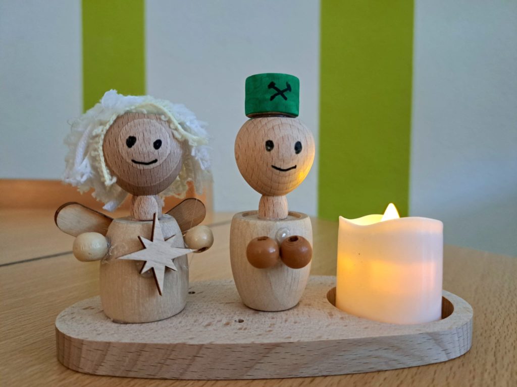 Adventskalenderbild aus der Kita Flachsröste - ABC-Gruppe - Bergmann und Engel aus Holz gebastelt