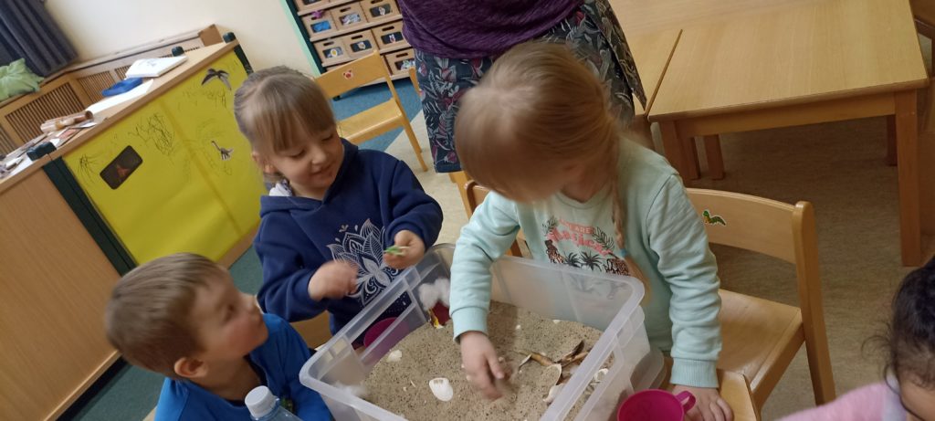 Dino-Projekt der Spatzengruppe in der Flachsröste Marienberg