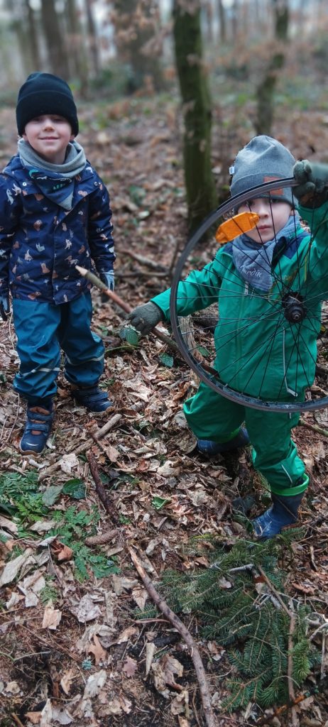 Von Raketenrestern, Gummibärchentüten und Fahrradfelgen.