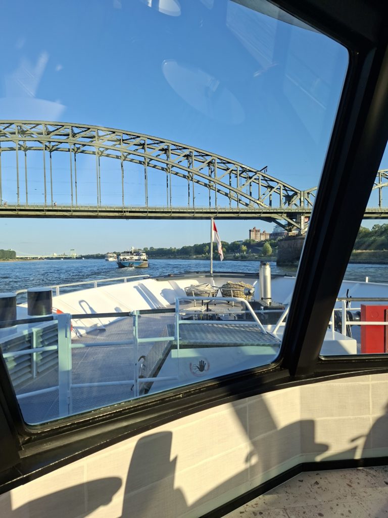 Eine Abendfahrt auf dem Rhein war gebucht. Über die Hohenzollernbrücke ging es zum Anleger der Schiffsgesellschaft Köln-Düsseldorf.