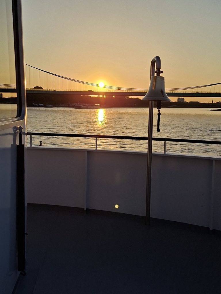 Eine Abendfahrt auf dem Rhein war gebucht. Über die Hohenzollernbrücke ging es zum Anleger der Schiffsgesellschaft Köln-Düsseldorf.