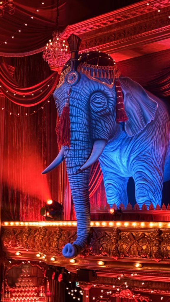 Musical Dome „Moulin Rouge“ - Ein tolles Ambiente in diesem einzigartigen Gebäude.