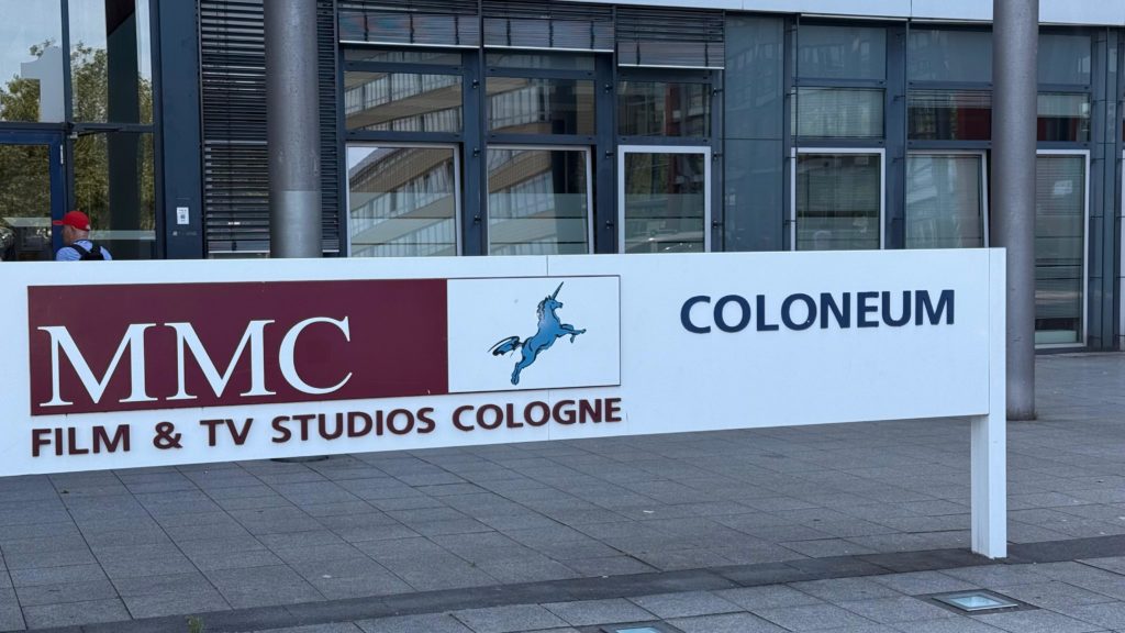 Heute am 10.07.2026 hatte Simone mal wieder eine Veranstaltung gebucht. MMC Studios Köln war ausgemacht.