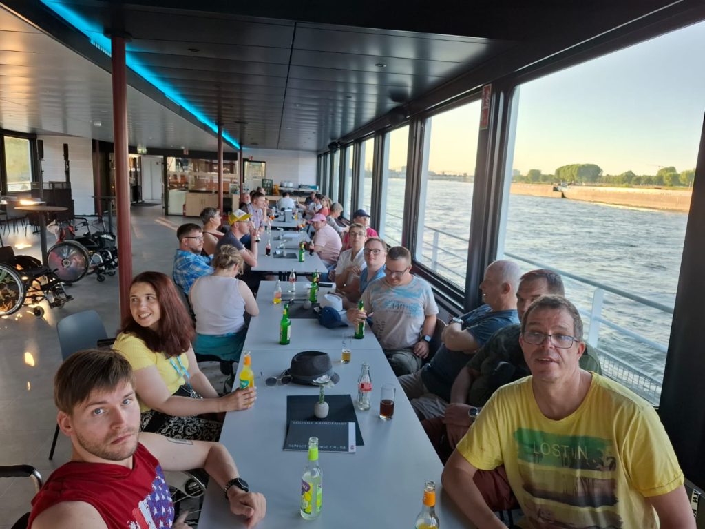 Eine Abendfahrt auf dem Rhein war gebucht. Über die Hohenzollernbrücke ging es zum Anleger der Schiffsgesellschaft Köln-Düsseldorf.