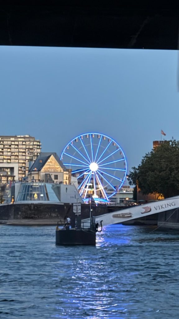 Eine Abendfahrt auf dem Rhein war gebucht. Über die Hohenzollernbrücke ging es zum Anleger der Schiffsgesellschaft Köln-Düsseldorf.