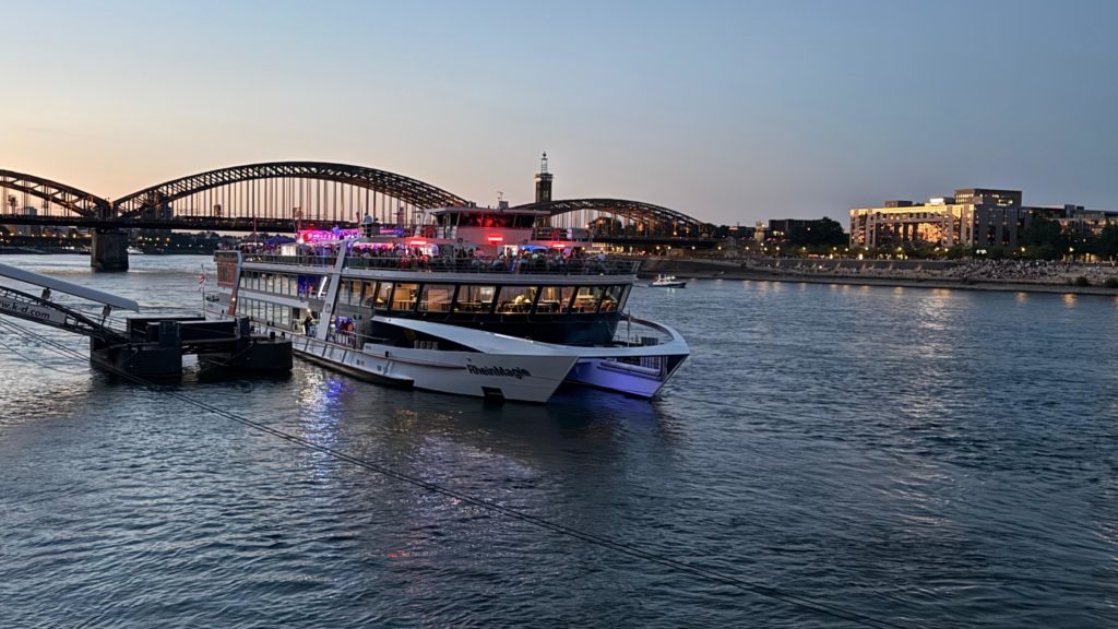 Eine Abendfahrt auf dem Rhein war gebucht. Über die Hohenzollernbrücke ging es zum Anleger der Schiffsgesellschaft Köln-Düsseldorf.