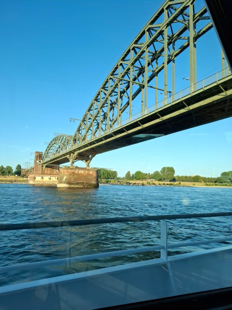 Eine Abendfahrt auf dem Rhein war gebucht. Über die Hohenzollernbrücke ging es zum Anleger der Schiffsgesellschaft Köln-Düsseldorf.