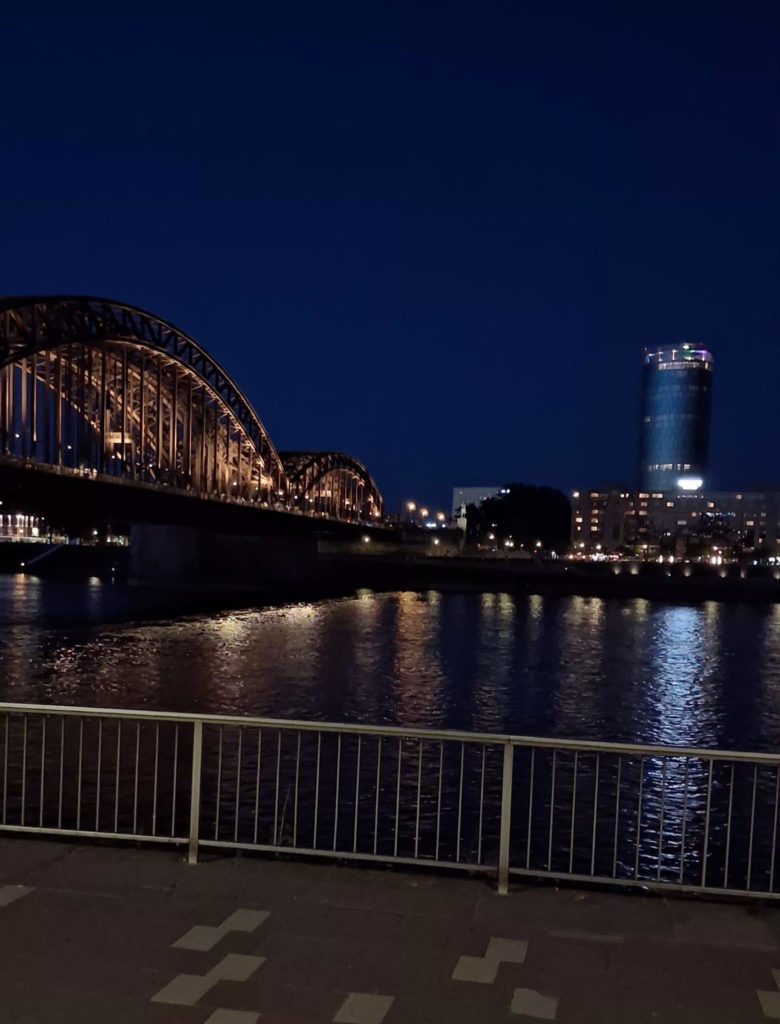 Eine Abendfahrt auf dem Rhein war gebucht. Über die Hohenzollernbrücke ging es zum Anleger der Schiffsgesellschaft Köln-Düsseldorf.