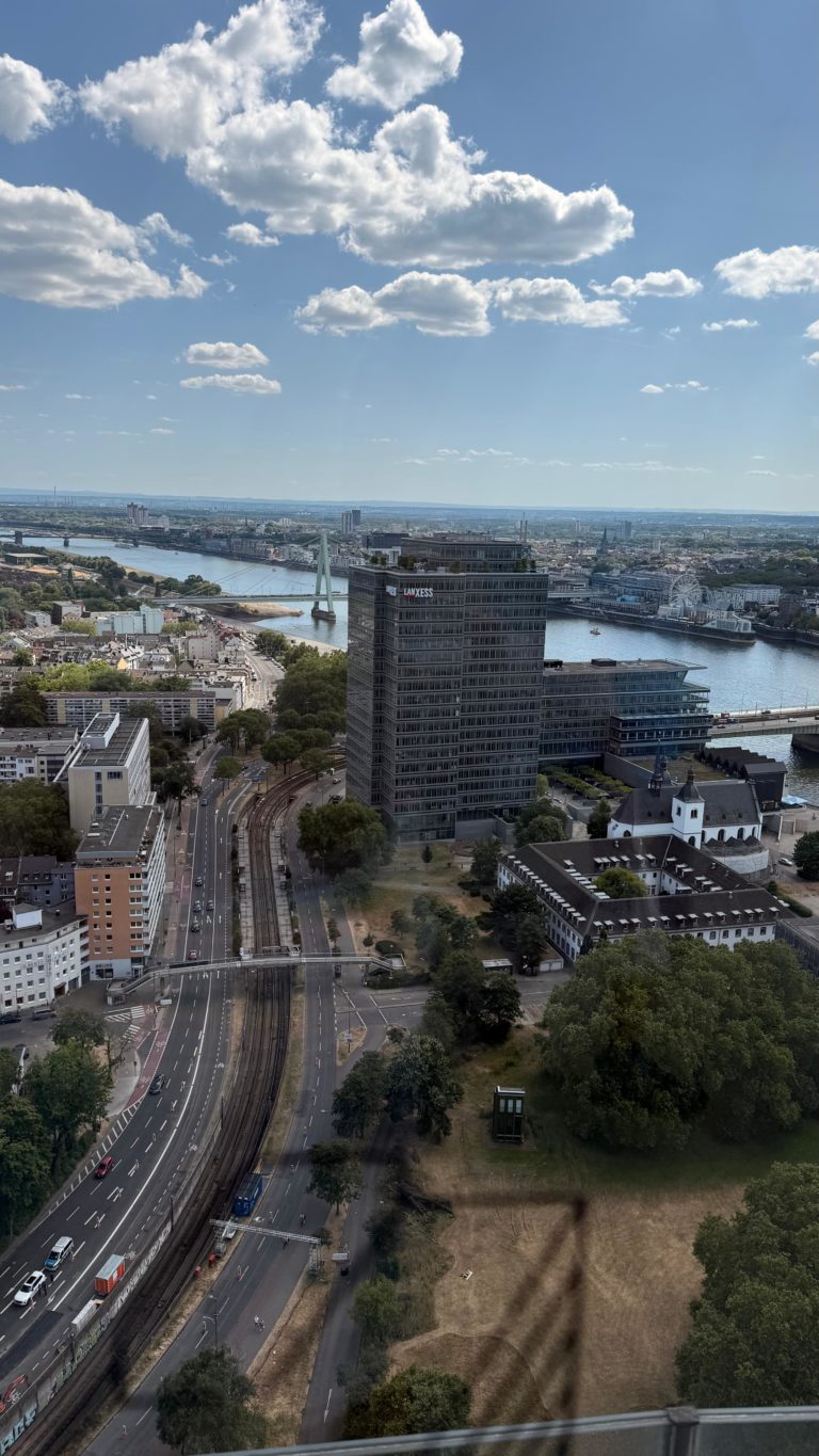 Ein wirklich sonniger und sehr heißer Tag. Weit weg wollten wir uns bei den Temperaturen nicht bewegen. Aber in unmittelbarer Nachtbarschaft unserer Herberge befindet sich ein Aussichtsturm, der „Cologne View“. Ein sehr schneller Fahrstuhl brachte uns in die 28. Etage und wir hatten einen wunderbaren Blick auf den Rhein und ganz Köln. Wir konnten diesen Moment wirklich genießen und entschieden uns noch an dieser Aussichtsstelle zu verweilen.